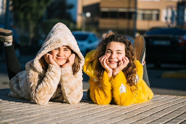 Foto gratuita concetto di amicizia con due ragazze che raffreddano sul pavimento