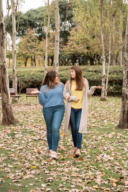 Концепция дружбы с двумя девушками в парке