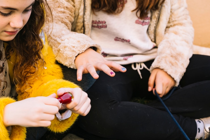 Free Photo friendship concept with two girls polishing nails