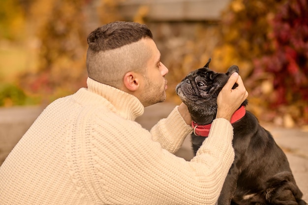 Amicizia. un uomo che accarezza il suo cane e sembra felice