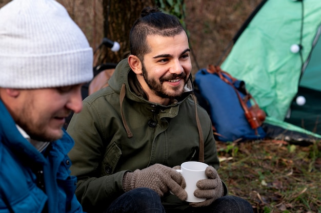 Amici che si godono il loro campeggio invernale