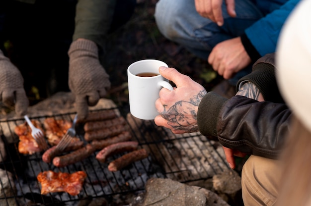 Free photo friensds enjoying their winter camping