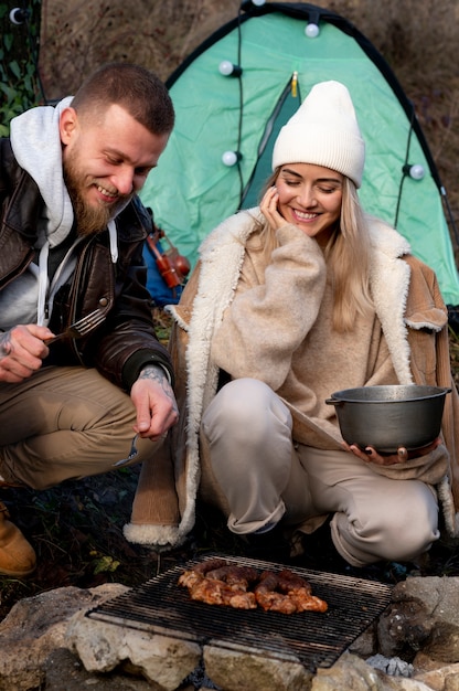 Free photo friensds enjoying their winter camping