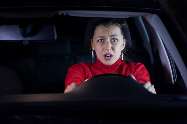 少女は車のある道路で事故の前に震え 怖がった 無料の写真