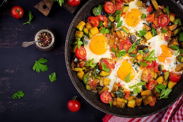 Friied eggs with vegetables