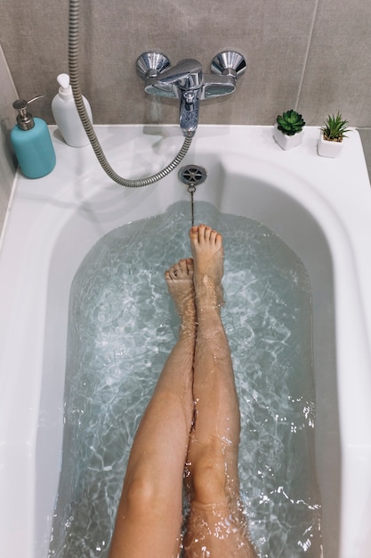 Бесплатное фото Сверху ноги в ванной
