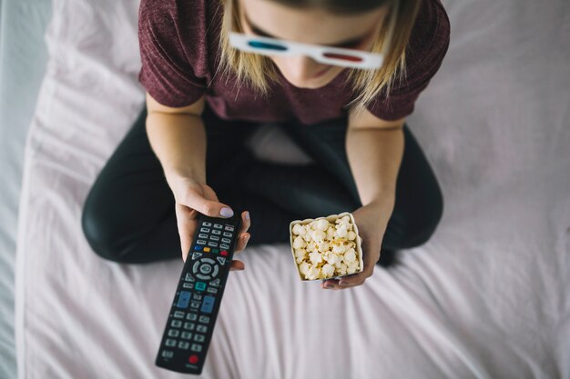 上の女性からベッドでテレビを見る プレミアム写真 上の女性からベッドでテレビを見る プレミアム写真