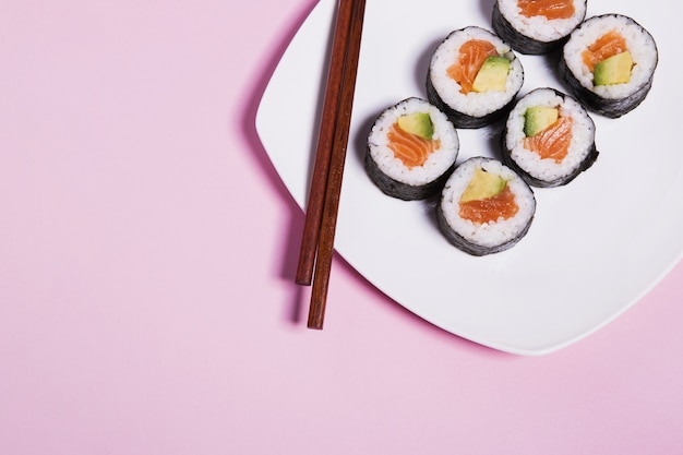 Foto gratuita da sopra le bacchette sul piatto con il sushi