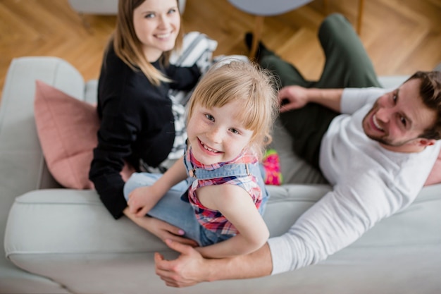 Da sopra la famiglia sul divano