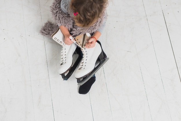 Free photo from above girl playing with ice skates