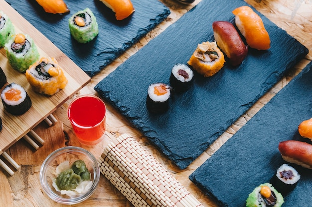 Foto gratuita da sopra sake e wasabi vicino al sushi