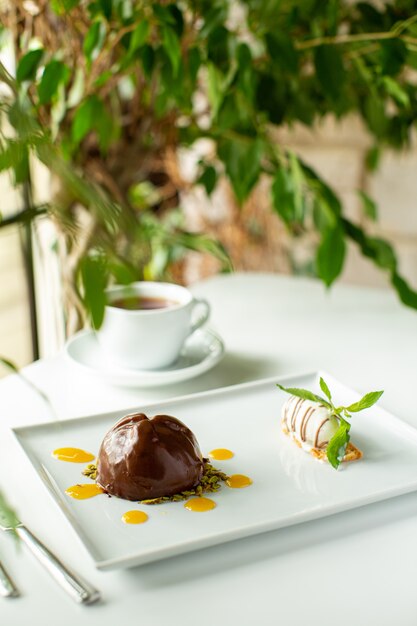 フロントクローズアップビュー茶色のチョコスライスおいしいおいしい白い床の白いプレート内に設計