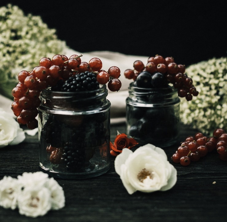 Free Photo a front close up view fresh berries blackberries and other berries inside glass cans on the dark dsk