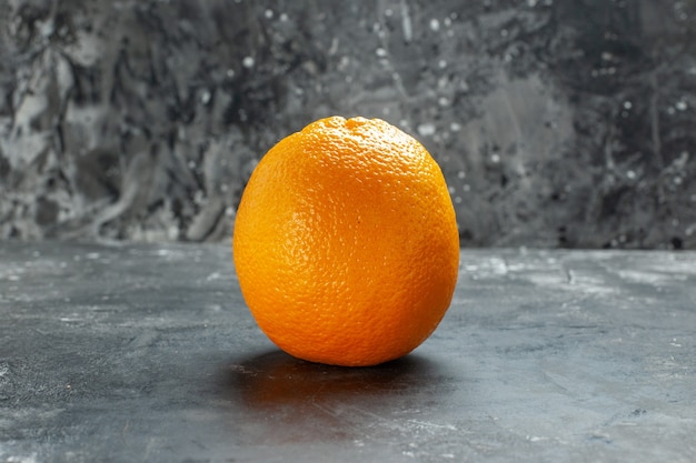 무료 사진 어두운 배경에 천연 유기농 신선한 오렌지의 전면 닫기 보기