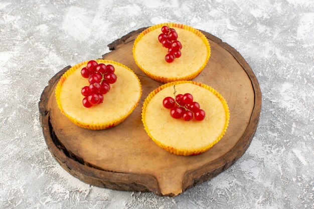 Спереди торт с клюквой вкусный и идеально запеченный на деревянном столе