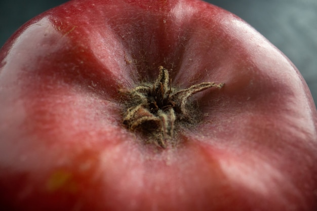 Бесплатное фото Вид спереди крупным планом свежее красное яблоко на сером фруктовом цвете