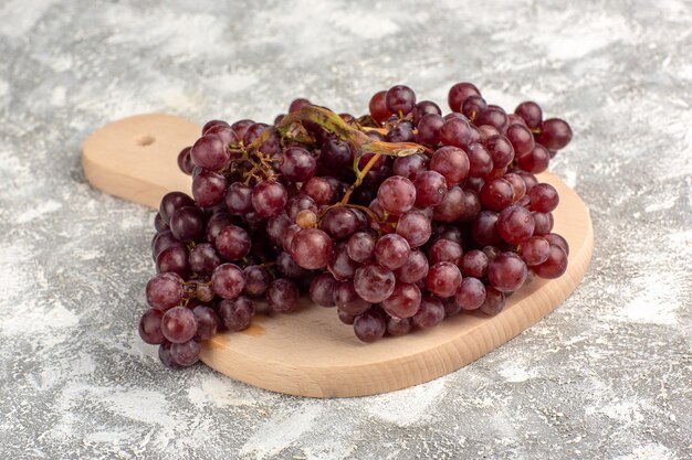 Free photo front close view fresh red grapes mellow and juicy fruits on light-white surface