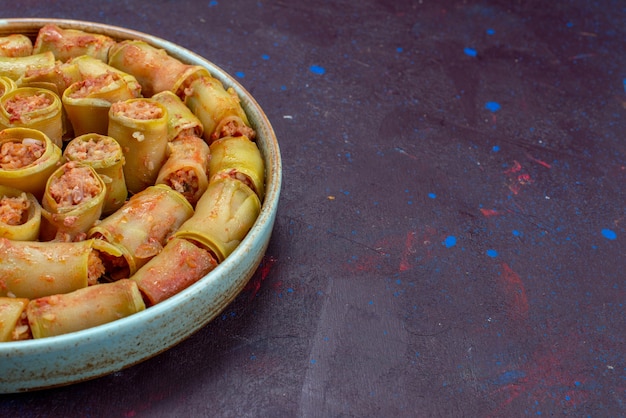 Foto gratuita anteriore vista ravvicinata involtini di carne arrotolati con verdure all'interno della padella sullo sfondo scuro carne cena cibo pasto vegetale