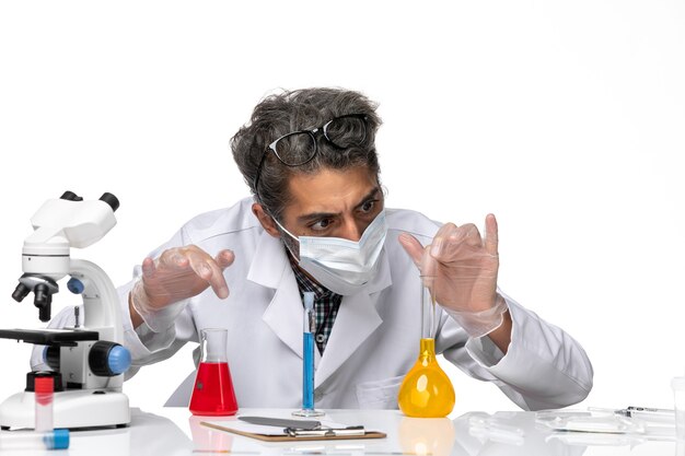 흰색 배경 남성 바이러스 과학 covid- 화학 실험실에 솔루션과 함께 앉아 특수 소송에서 전면 닫기보기 중년 과학자