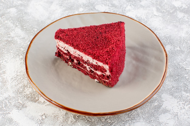 Pezzo rosso del dolce della frutta della fetta della torta del dolce di vista vicina della parte anteriore dentro il piatto