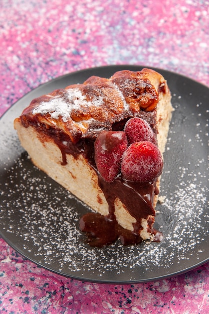분홍색 표면 설탕 달콤한 비스킷 쿠키에 그것의 전면 닫기보기 딸기 초콜릿 케이크 조각