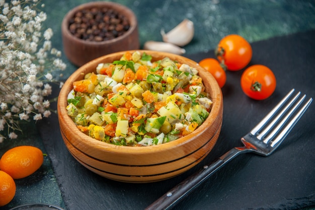 вид спереди крупным планом овощной салат из вареных ингредиентов внутри тарелки на темном фоне