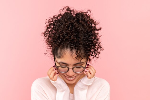 Foto gratuita vista ravvicinata frontale della giovane donna in rosa