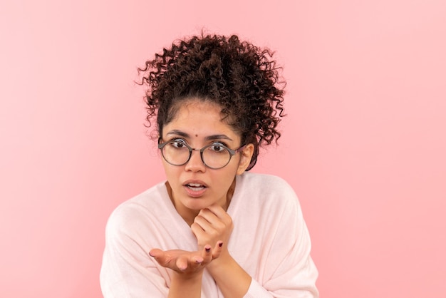 Foto gratuita vista ravvicinata frontale della giovane donna sorpresa sul rosa