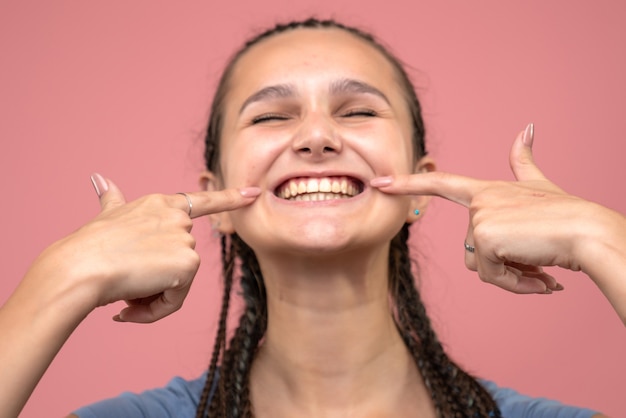 Free photo front close view young girl smiling on pink