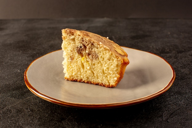 전면은 베이지 색 판 안에 달콤한 케이크 조각 맛있는 맛있는 초코 케이크 조각을 폐쇄