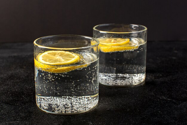 전면은 투명한 안경 안에 얇게 썬 레몬 레몬 신선한 시원한 음료와 함께보기 물을 폐쇄