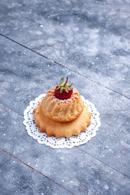 Free photo front distant view delicious little cake with raspberry on bright