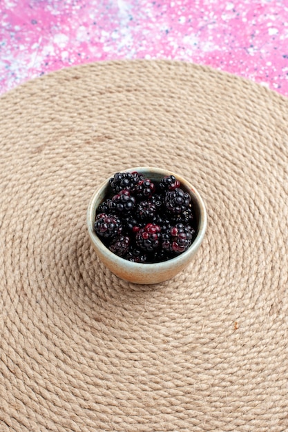 Free photo front distant view fresh blackberry inside little pot on pink desk.