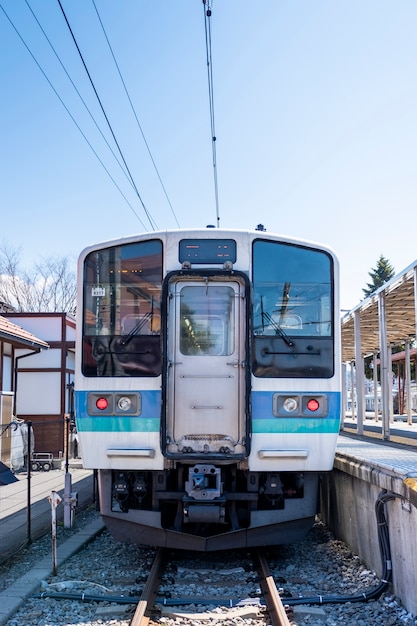 Бесплатное фото Фронт пригородного поезда в японии