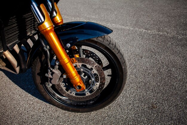 Передняя шина оранжевого мотоцикла