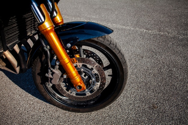 주황색 오토바이의 앞 타이어