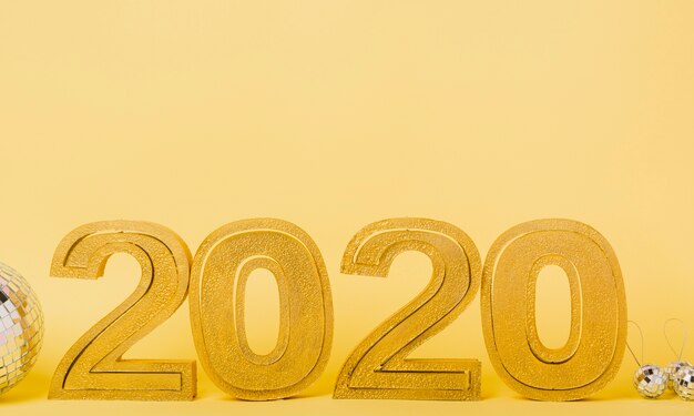 銀のクリスマスボールとフロントビュー2020年