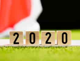 Бесплатное фото Вид спереди 2020 на деревянных кубиков крупным планом