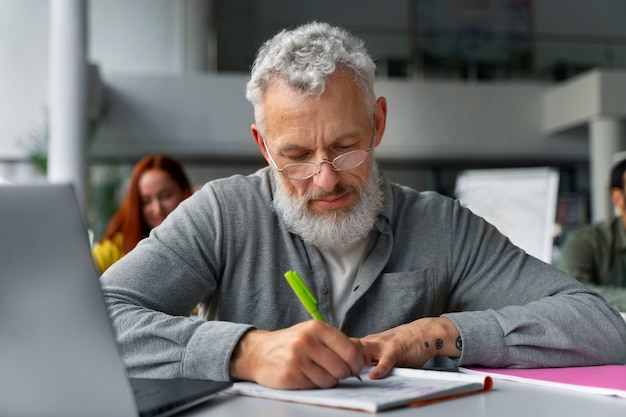 Foto gratuita adulti vista frontale che studiano insieme