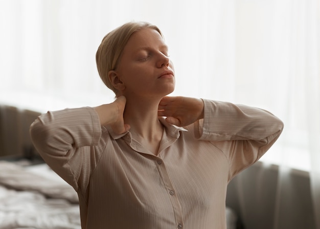 Foto gratuita allungamento della donna dell'albino di vista frontale