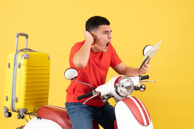 노란색에지도보고 오토바이에 전면보기 놀란 된 젊은 남자