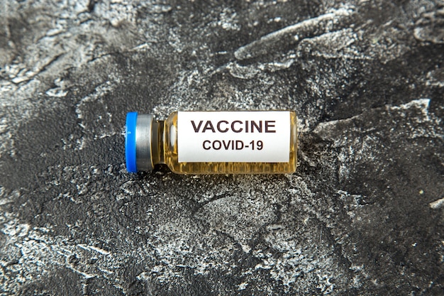 Антивирусная вакцина на сером фоне, вид спереди, антивирусная вакцина, пандемический вирус, изоляция