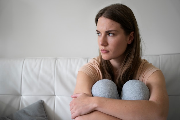 Free photo front view anxious woman on couch