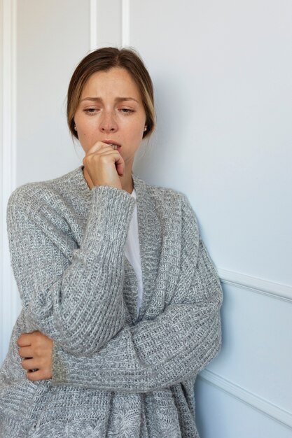 正面から見た気になる女性室内