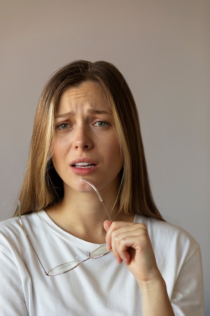 Free photo front view anxious woman with glasses