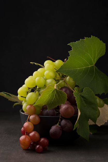 Free photo front view arrangement of delicious grapes