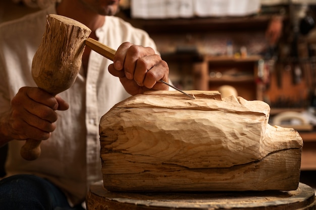 Foto gratuita artigiano di vista frontale che fa intaglio del legno