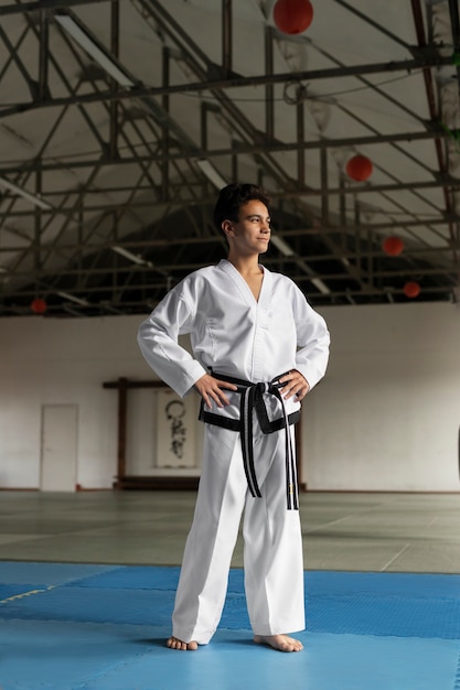 Foto gratuita vista anteriore ragazzo asiatico che pratica taekwondo