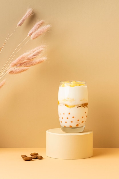 Бесплатное фото Ассортимент здорового завтрака с йогуртом, вид спереди