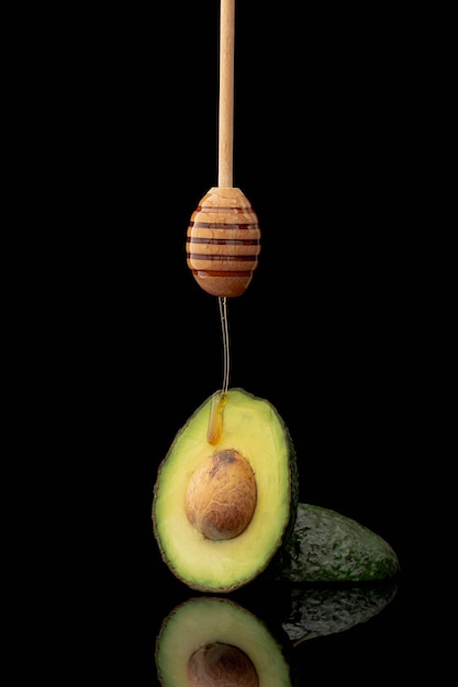 Foto gratuita vista frontale di avocado e mestolo di miele